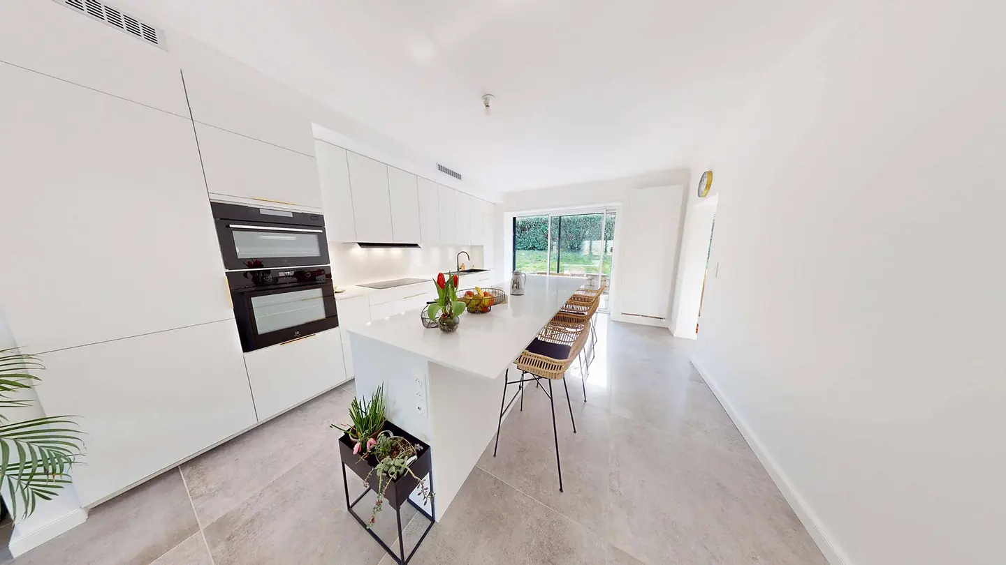 Cuisine blanche rénovée à Plappeville, ouverte sur le séjour, avec îlot central et colonnes de fours