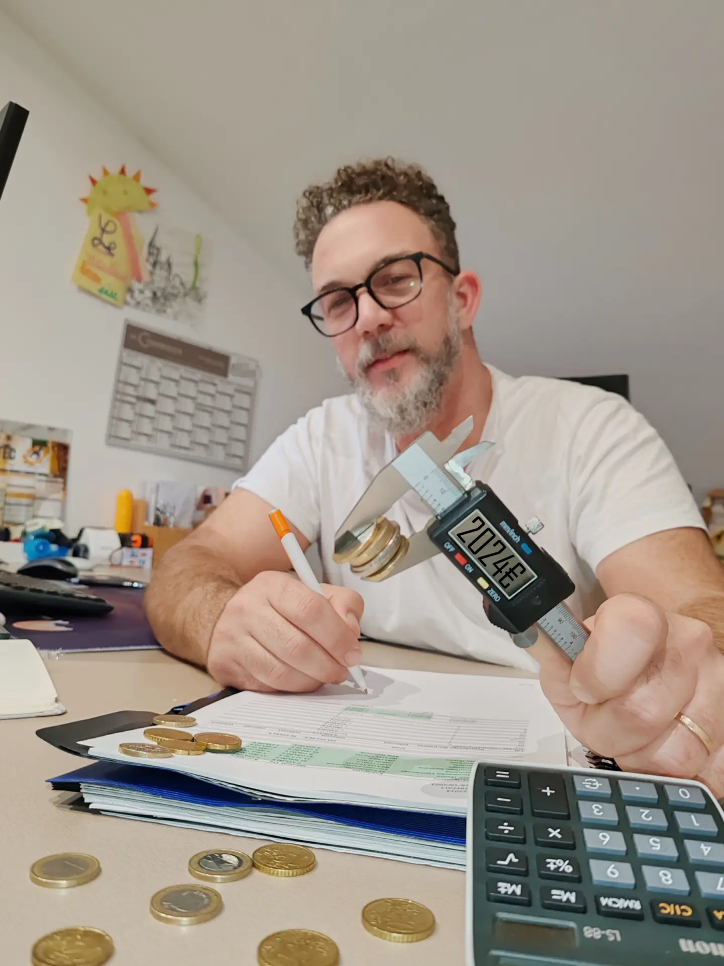 Sébastien Milone mesure une pièce au pied à coulisse à son bureau pour chiffrer un projet