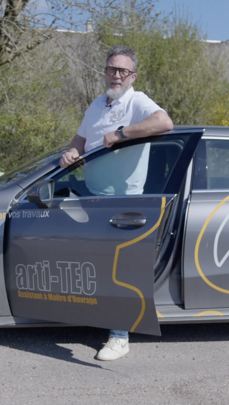 Sébastien Milone devant la voiture arti-TEC, image d'ouverture de la vidéo de présentation