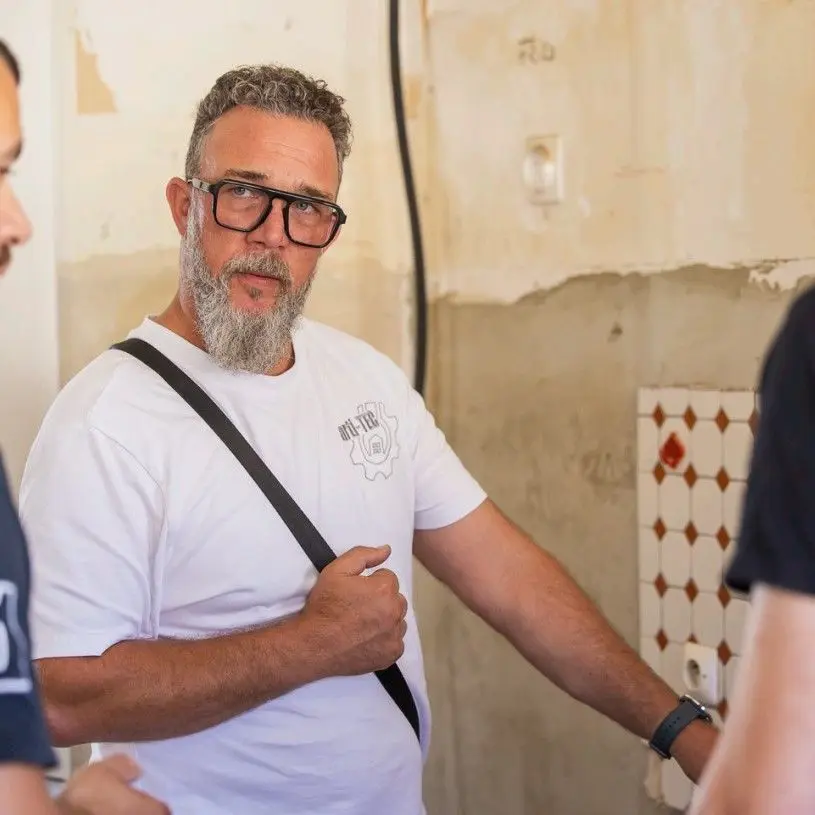 Sébastien Milone échange avec des intervenants dans une pièce en travaux
