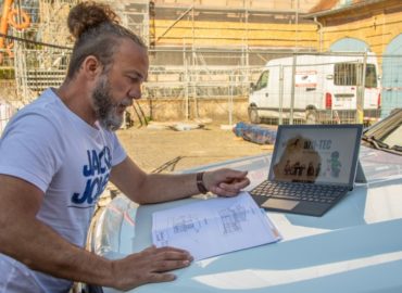Sébastien MILONE qui lit le plan d'un projet de rénovation | arti-TEC