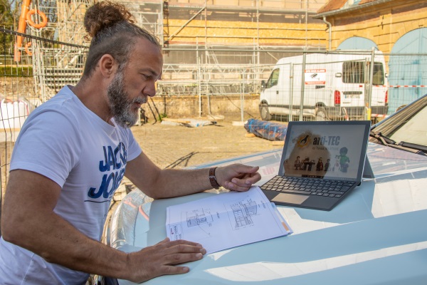 Sébastien MILONE qui lit le plan d'un projet de rénovation | arti-TEC